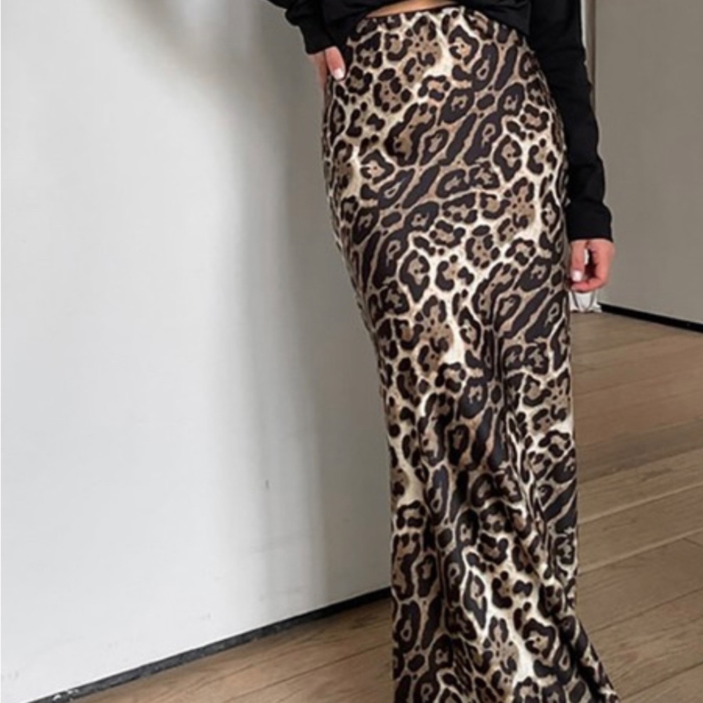 A-line leopard print skirt with a high-waist design
